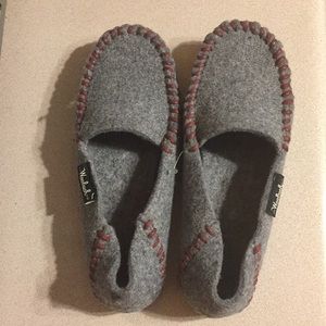 New Woolrich Women’s Felt Mill Loafer Slippers